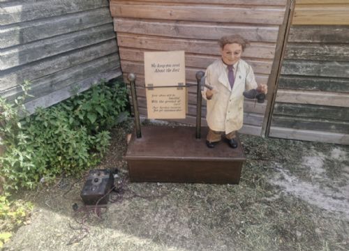 UNUSUAL AND RARE AUTOMATED COBBLERS SHOP DISPLAY MODEL - ADDITIONAL PHOTO 16