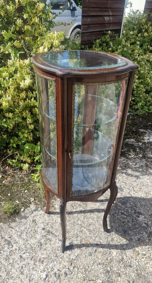 EDWARDIAN GILT METAL MOUNTED MAHOGANY BIJOUTERIE DISPLAY CABINET