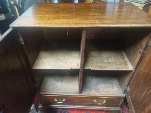 USEFUL LATE GEORGIAN MAHOGANY 2 DOOR CUPBOARD - ADDITIONAL PHOTO 3