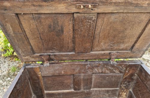 SMALL LATE 17TH CENTURY PANELLED OAK COFFER CHEST - ADDITIONAL PHOTO 2