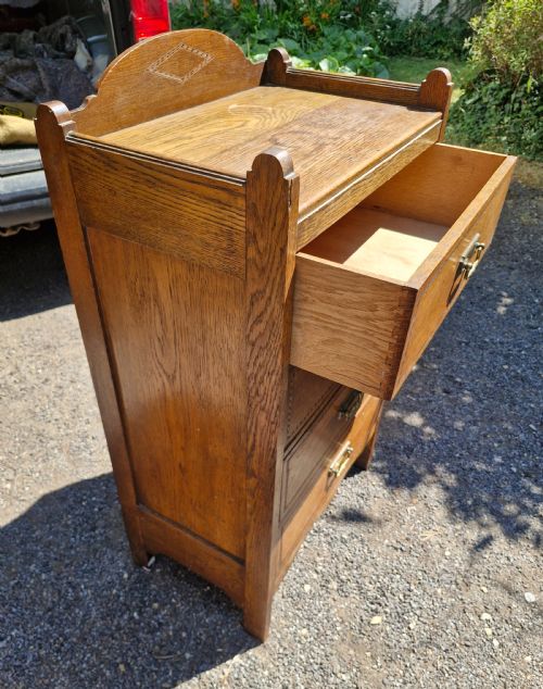 EDWARDIAN OAK INLAID ARTS AND CRAFTS CHEST OF DRAWERS - ADDITIONAL PHOTO 1