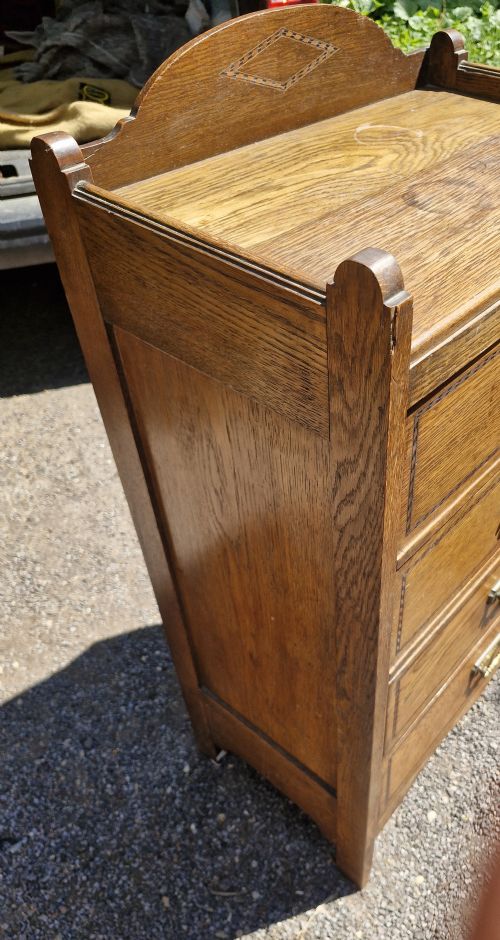 EDWARDIAN OAK INLAID ARTS AND CRAFTS CHEST OF DRAWERS - ADDITIONAL PHOTO 3