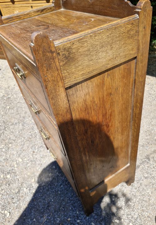 EDWARDIAN OAK INLAID ARTS AND CRAFTS CHEST OF DRAWERS - ADDITIONAL PHOTO 5