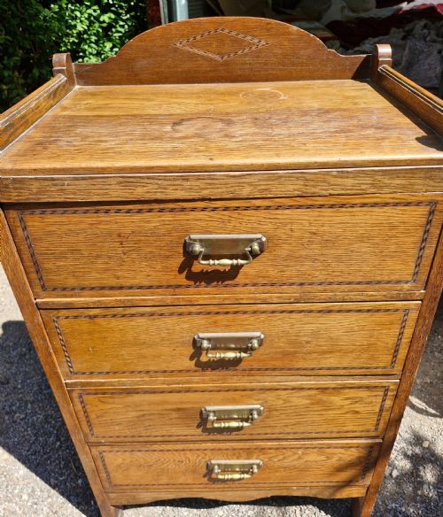 EDWARDIAN OAK INLAID ARTS AND CRAFTS CHEST OF DRAWERS - ADDITIONAL PHOTO 7