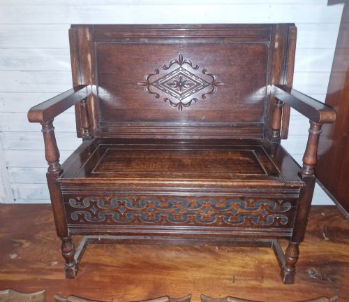 Small Oak Hall Seat with Lift Up Seat and Fold Over Top.
