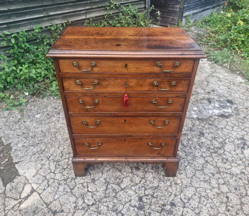 Lovely Small Georgian Oak Chest of Drawers.
