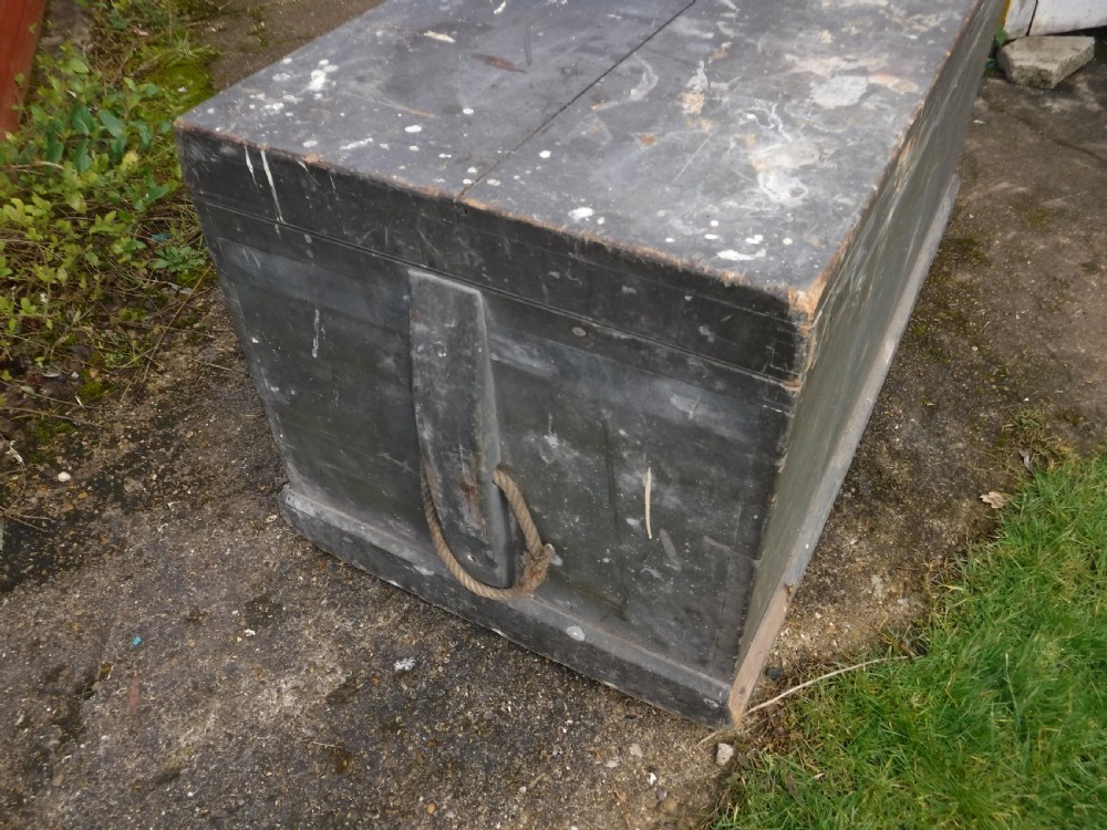 Late 19th century painted travelling trunk-Original paint. View VIII