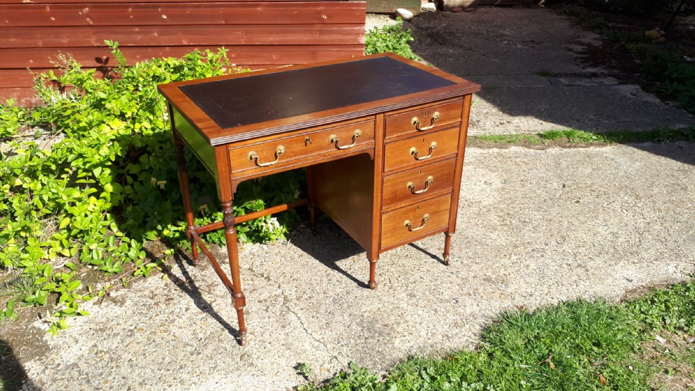 Good quality Edwardian mahogany single pedestal desk