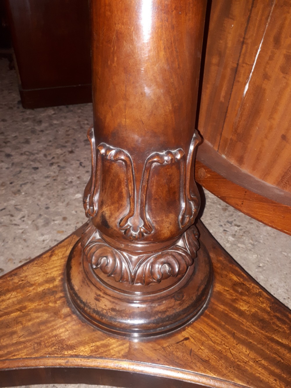 Good early Victorian mahogany pedestal breakfast table. View II