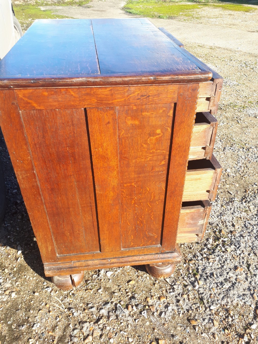 18th century oak chest of drawers. View II