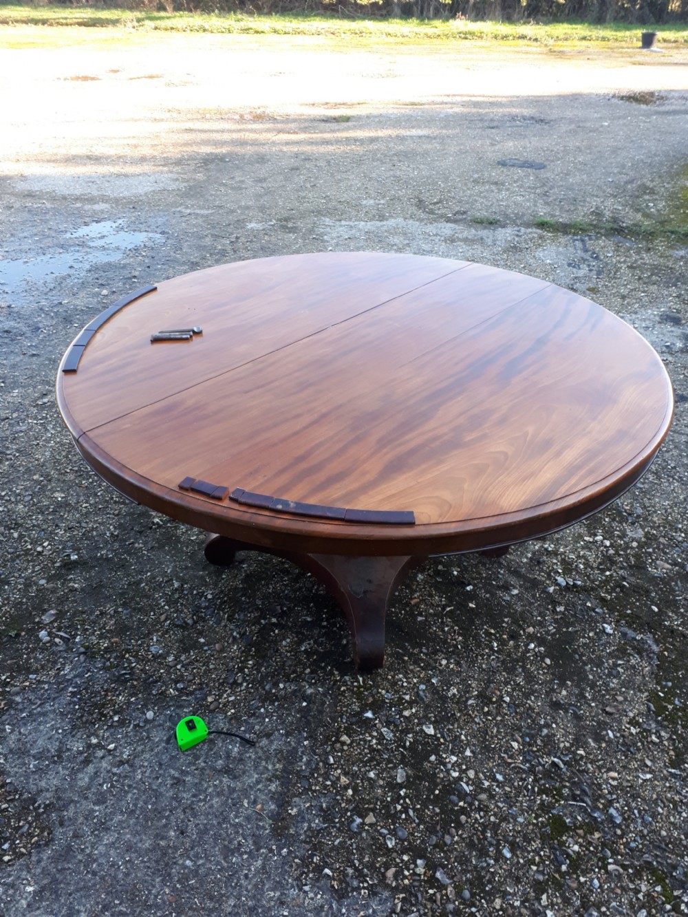 5 foot 8 seater round dining table.