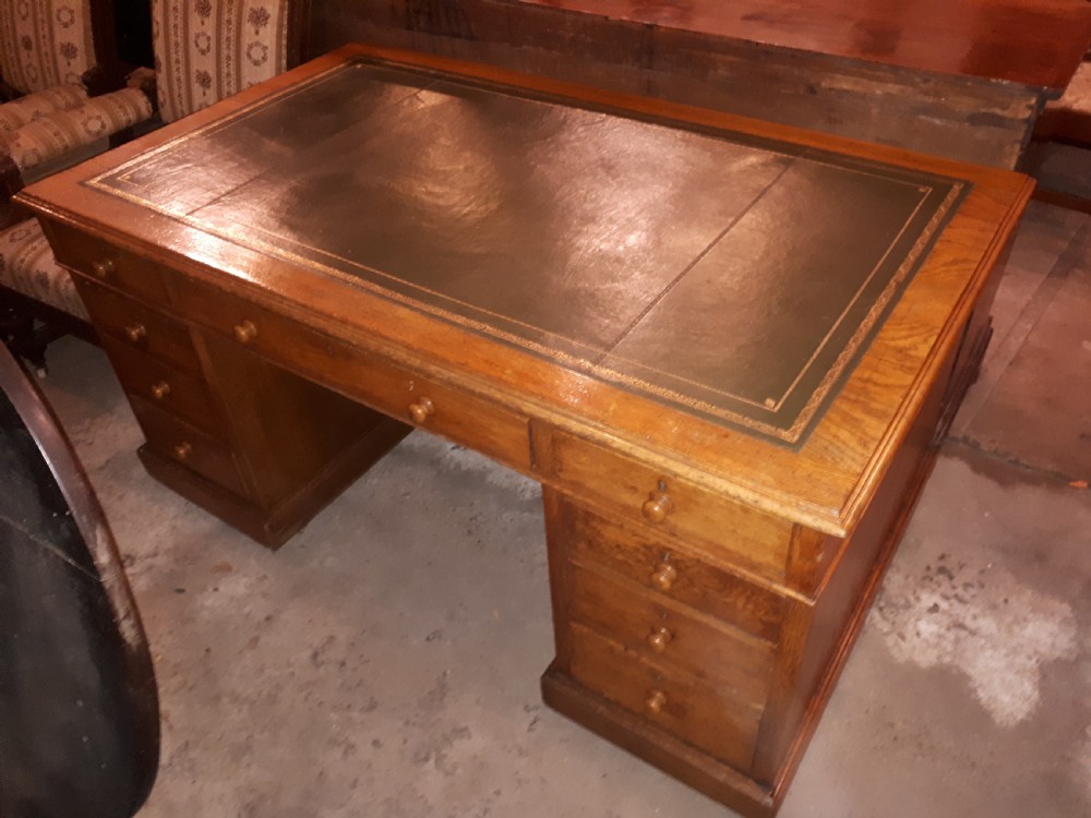 Large Late Victorian oak kneehole pedestal desk  View IV