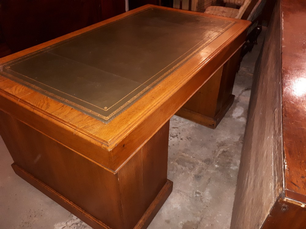 Large Late Victorian oak kneehole pedestal desk  View V
