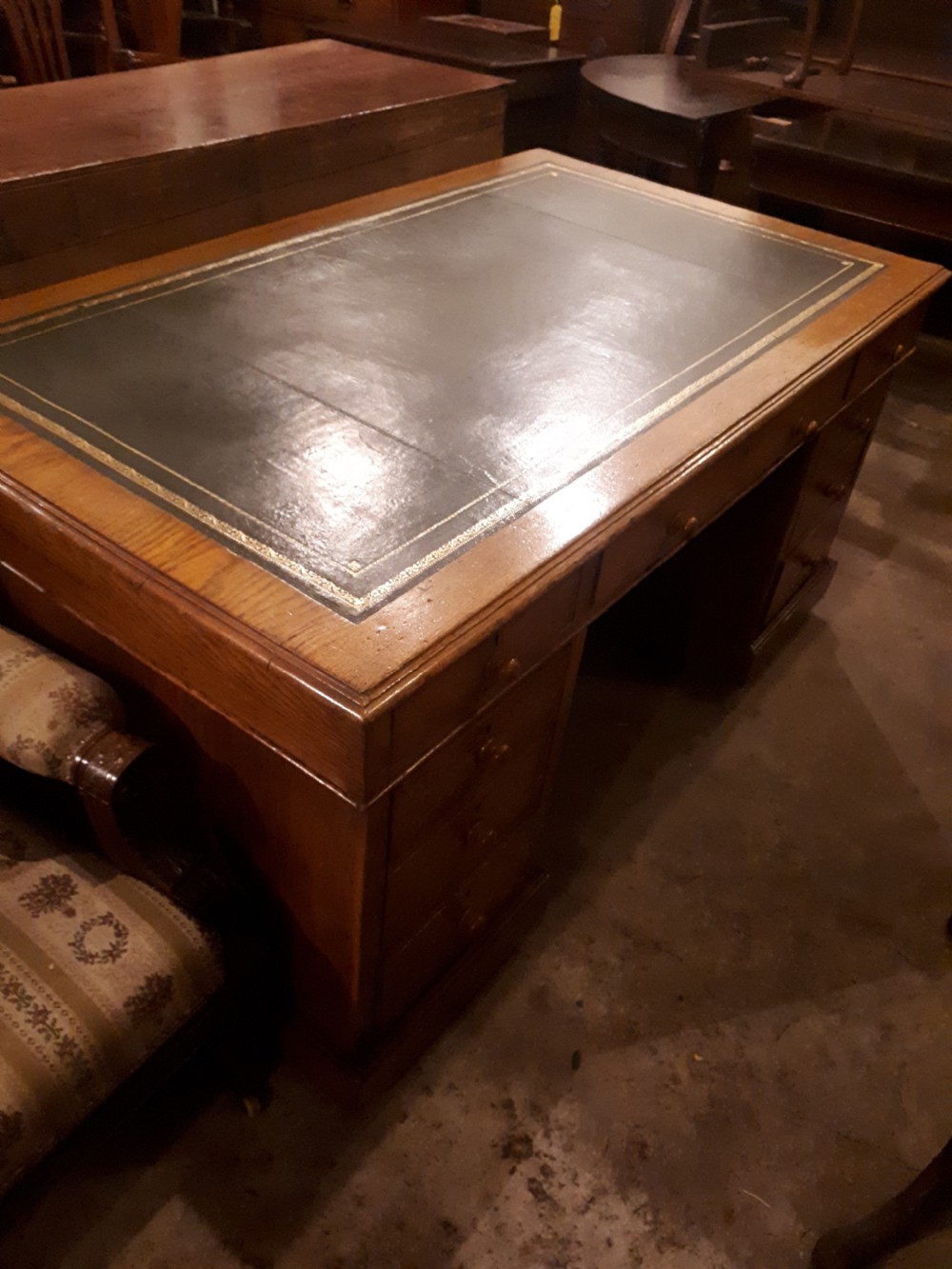 Large Late Victorian oak kneehole pedestal desk  View VI