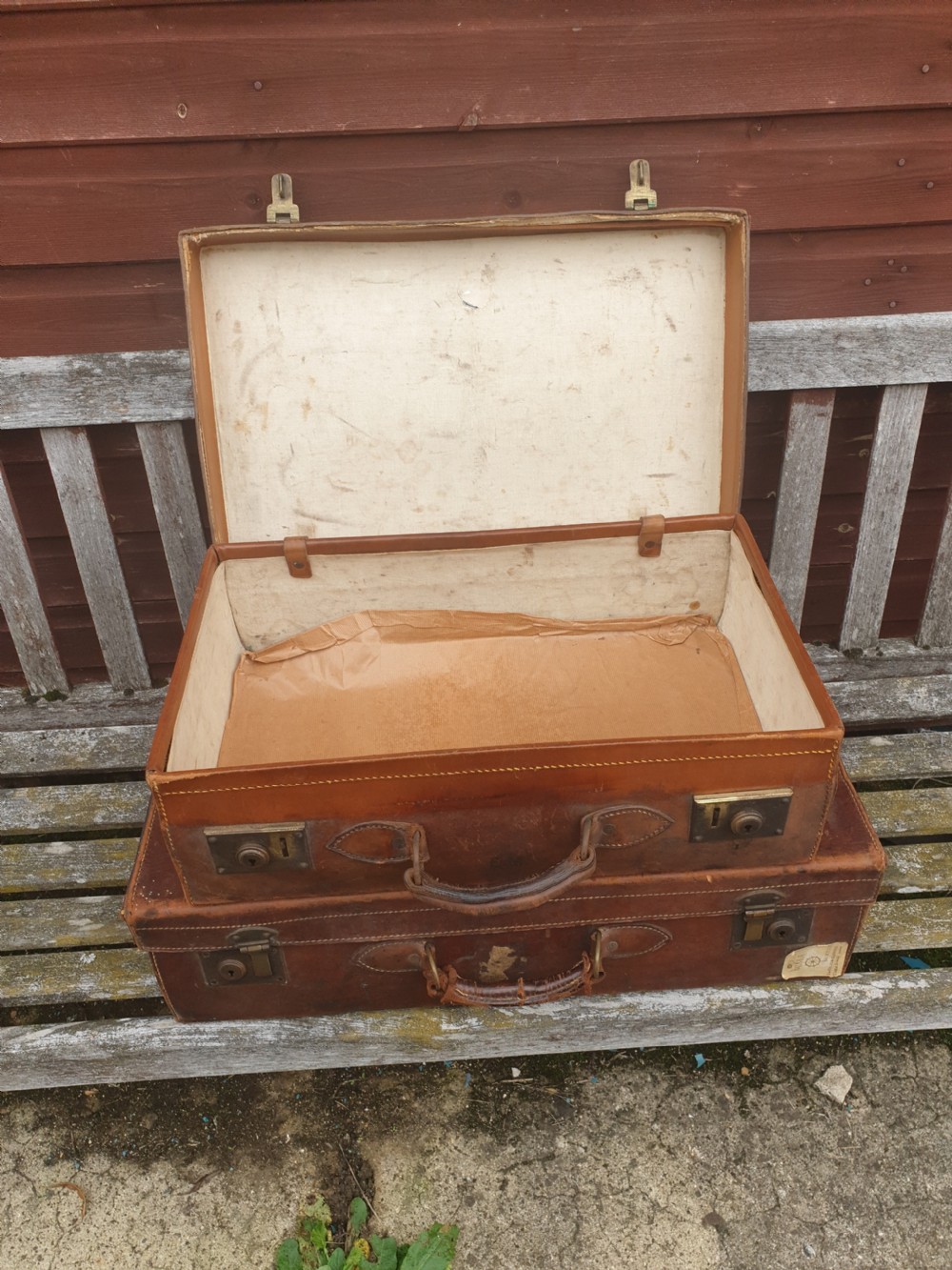 2 leather suitcases  View IV
