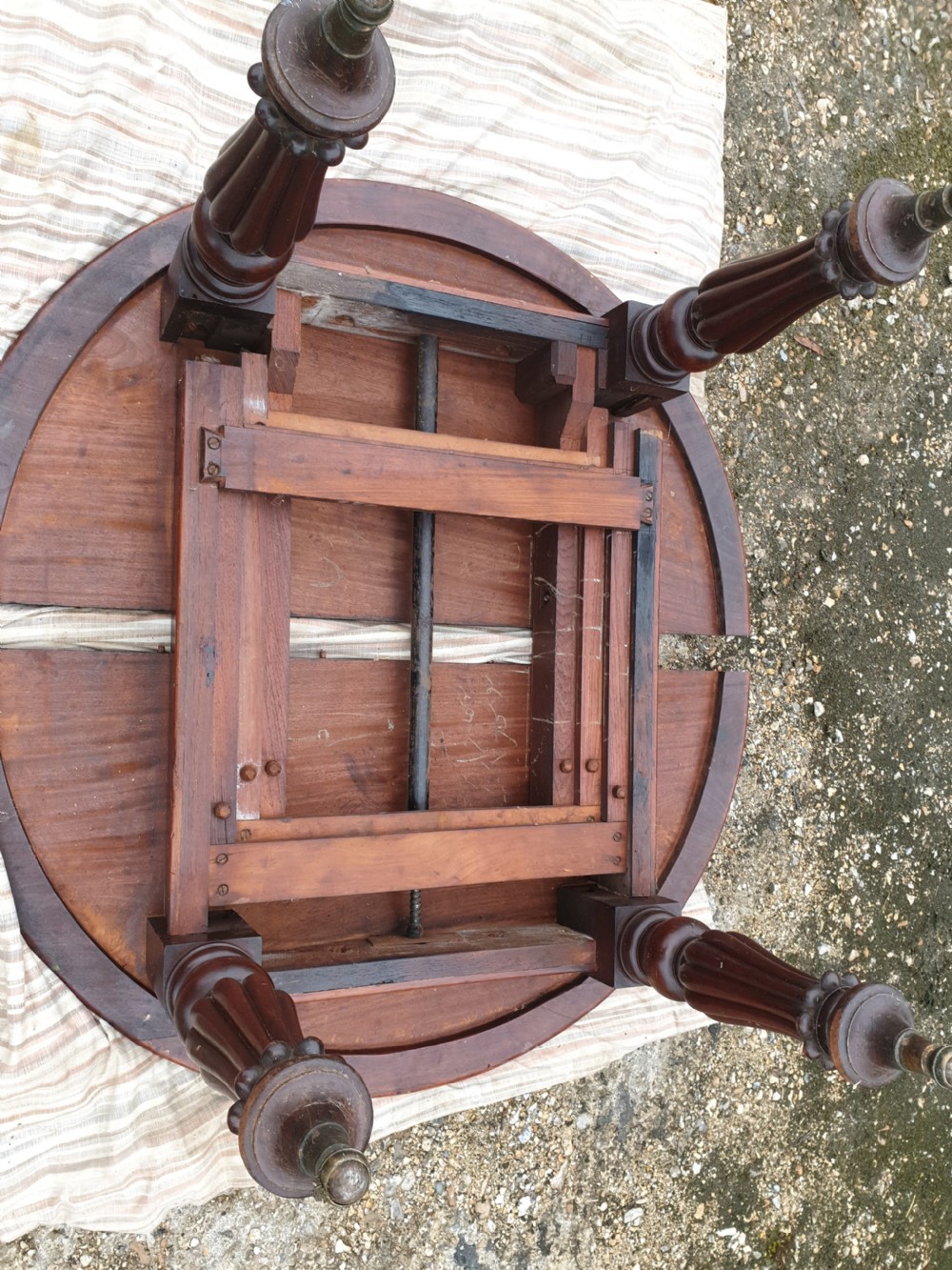 Mid 19th century round extending mahogany 8 foot dining table  View III