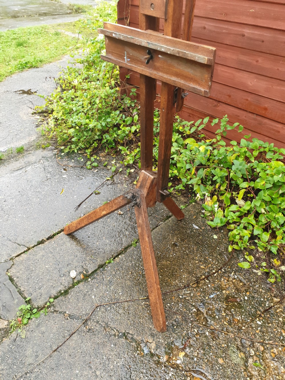 All singing and dancing artists travelling painting easel  View III