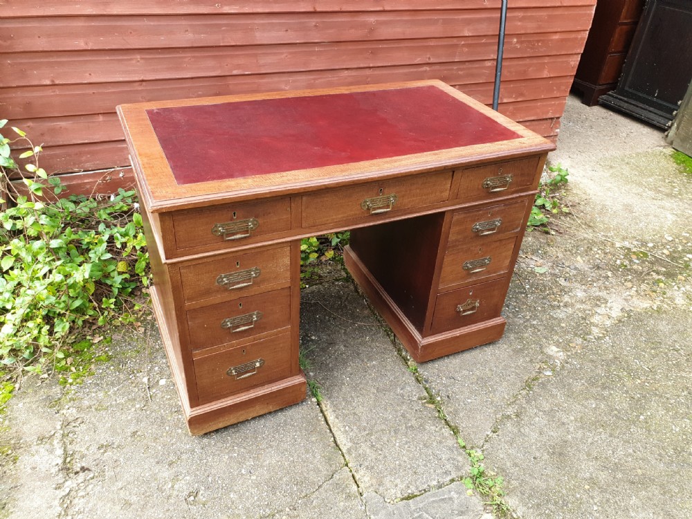 Small and neat kneehole pedestal desk