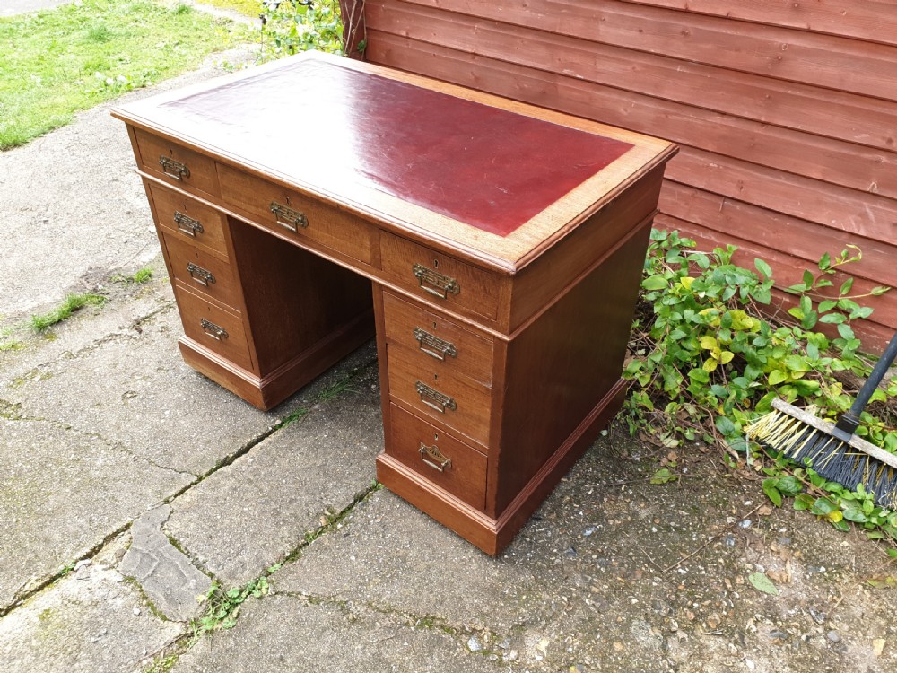 Small and neat kneehole pedestal desk View III