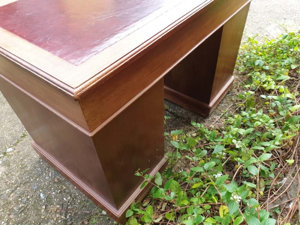 Small and neat kneehole pedestal desk View IV