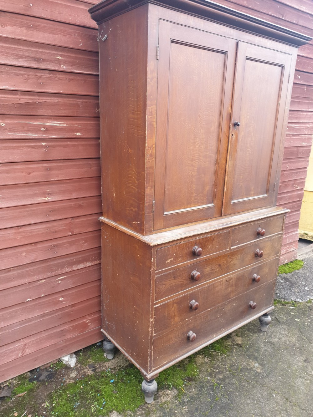 Good totally original early Victorian scumbled pine linen cupboard  View VI