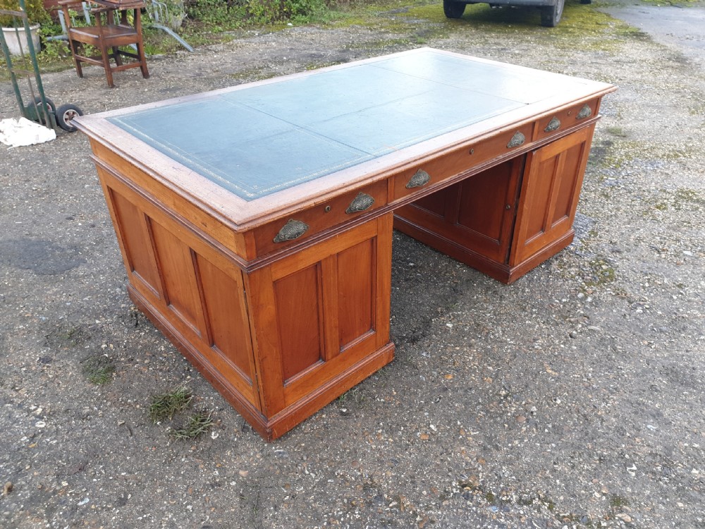 Large mahogany office partners pedestal desk  View VI
