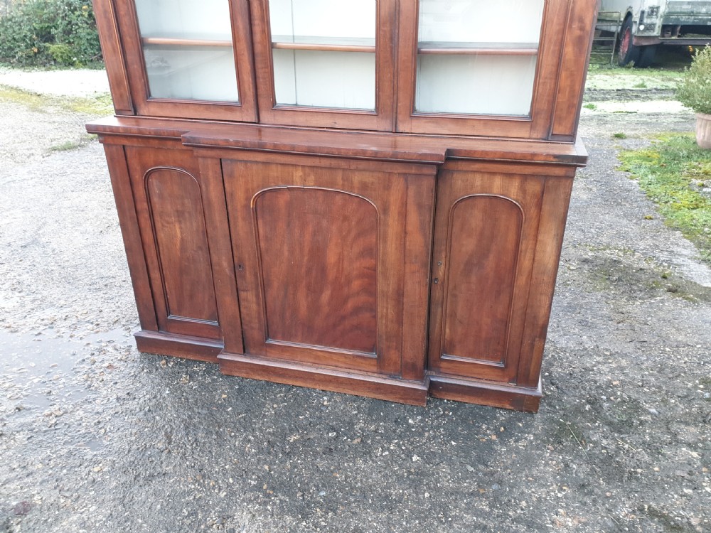 Good compact Victorian mahogany breakfront bookcase  View IV