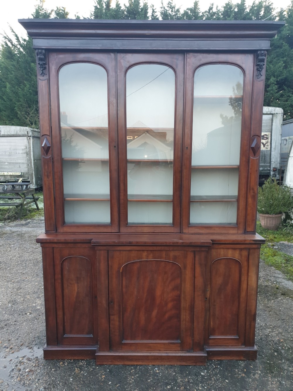 Good compact Victorian mahogany breakfront bookcase  View VII