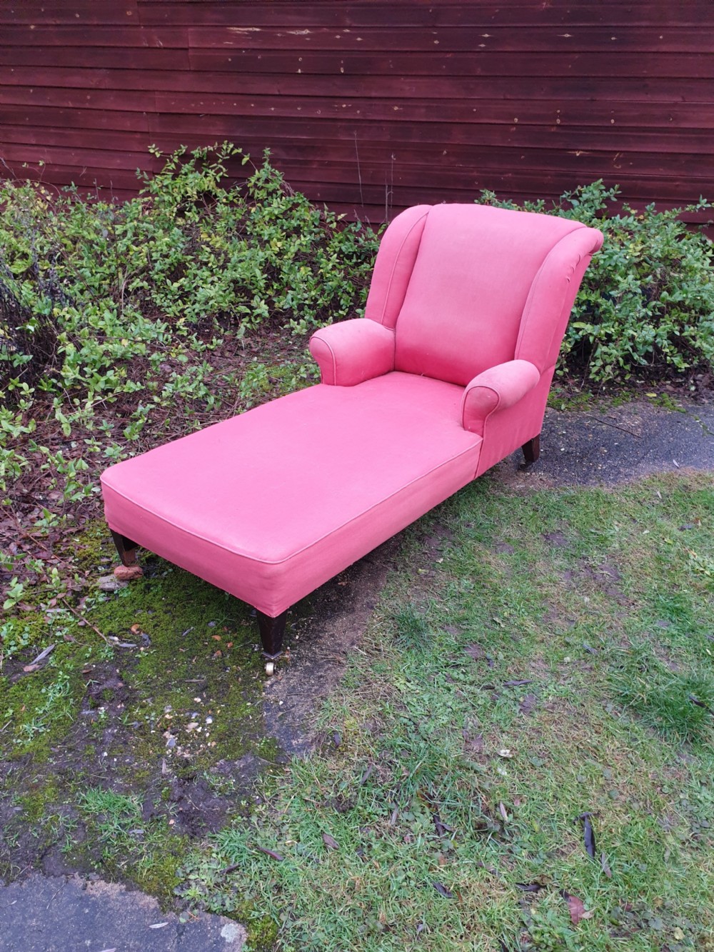 Late Victorian upholstered day bed in the manner of Howard  View III