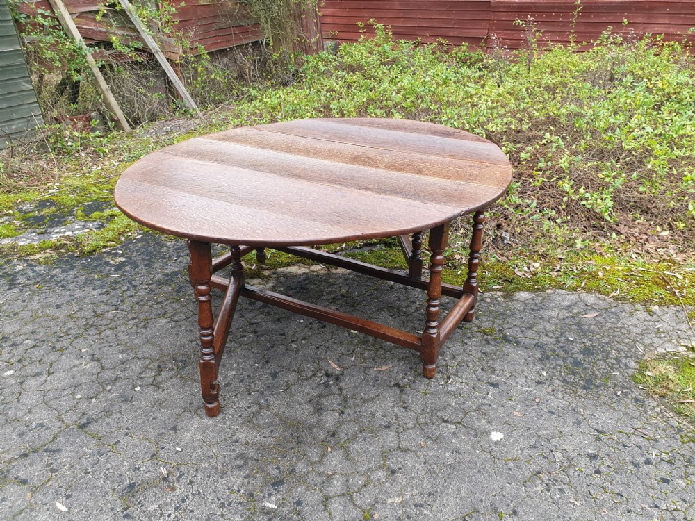 Large 8 seater late Georgian gate leg dining table 