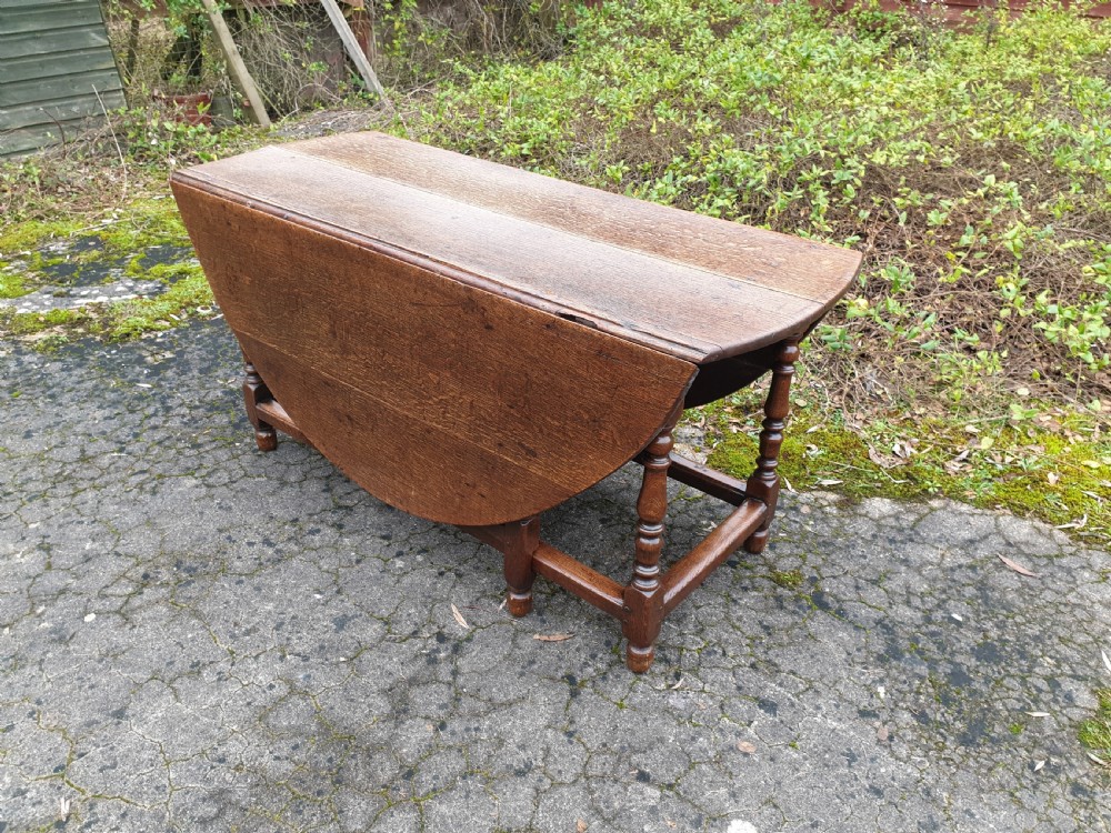 Large 8 seater late Georgian gate leg dining table  View III