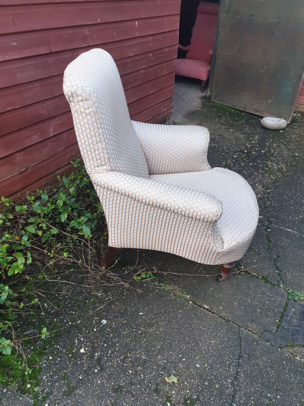 Upholstered easy armchair View IV