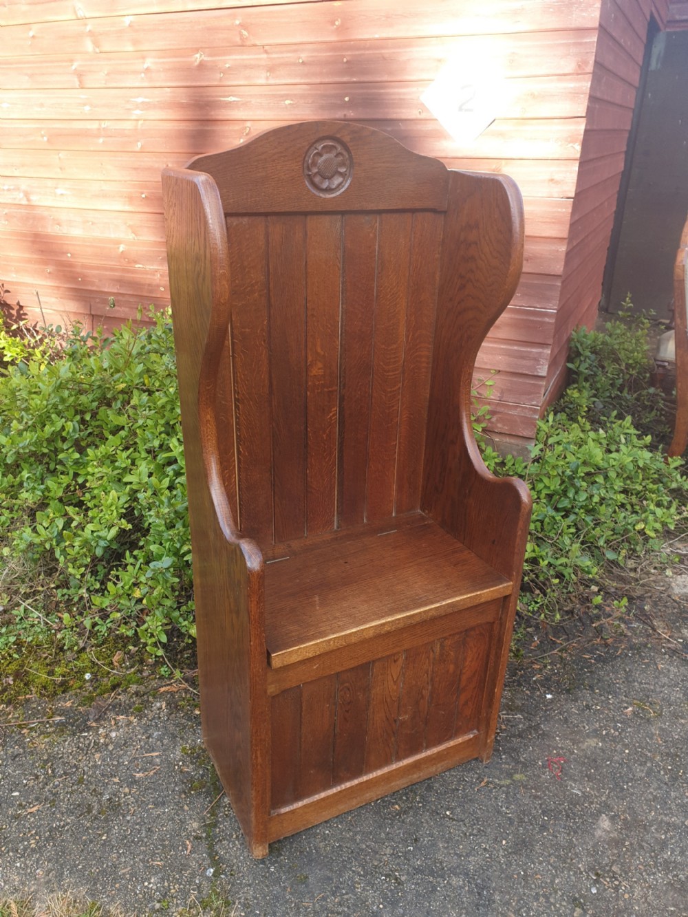 Small oak hall seat with lift up seat.