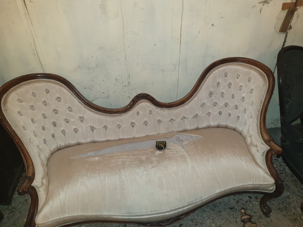 Mid Victorian rosewood double spoon back chaise longue.  View VI