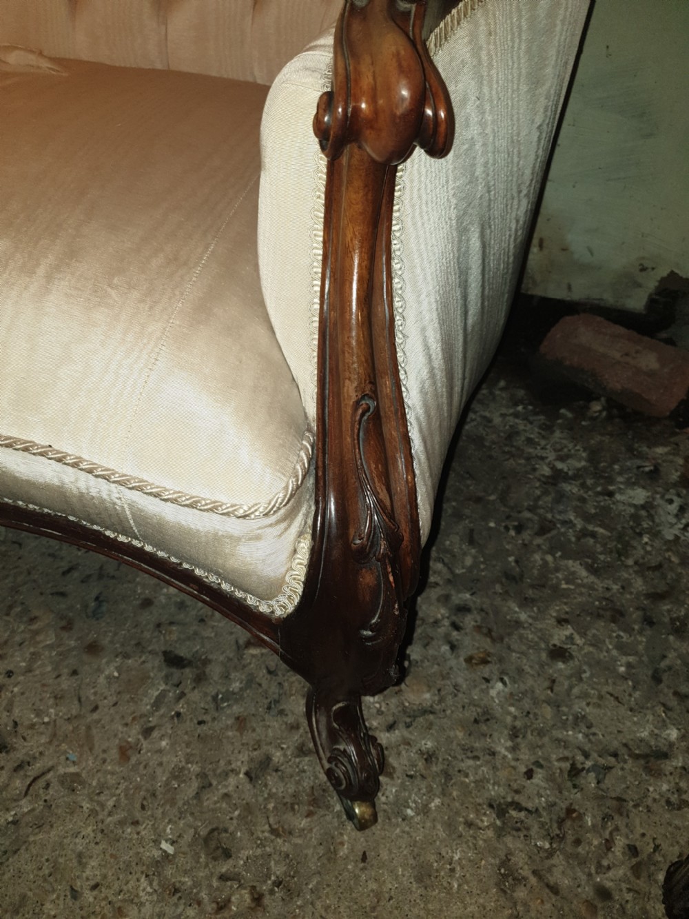 Mid Victorian rosewood double spoon back chaise longue.  View VIII