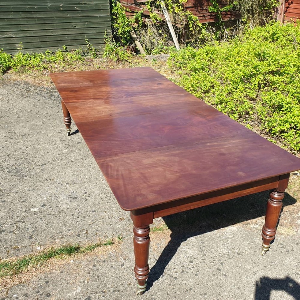 Regency 3 leaf 12 seater extending dining table. 