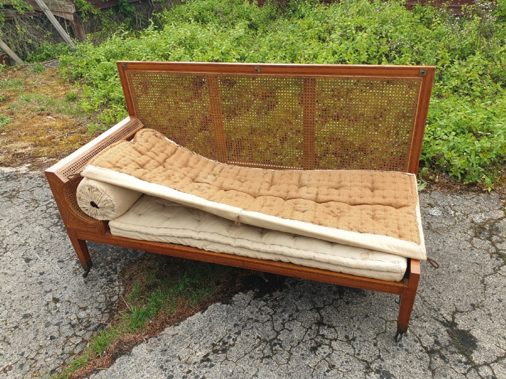 Elegant inlaid satinwood chaise longue 