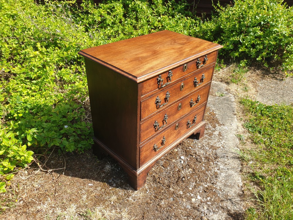 Small 18th century mahogany chest of drawers  View V