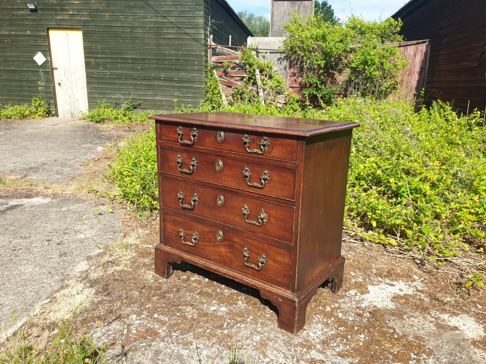 Small 18th century mahogany chest of drawers  View VI