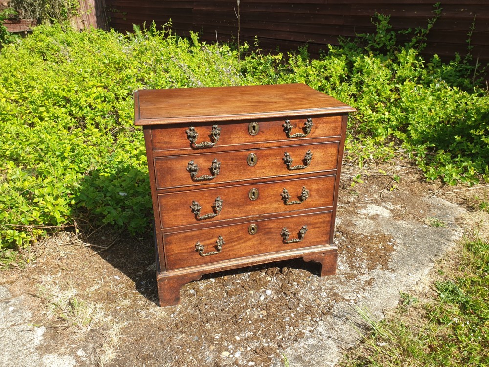 Small 18th century mahogany chest of drawers  View VII