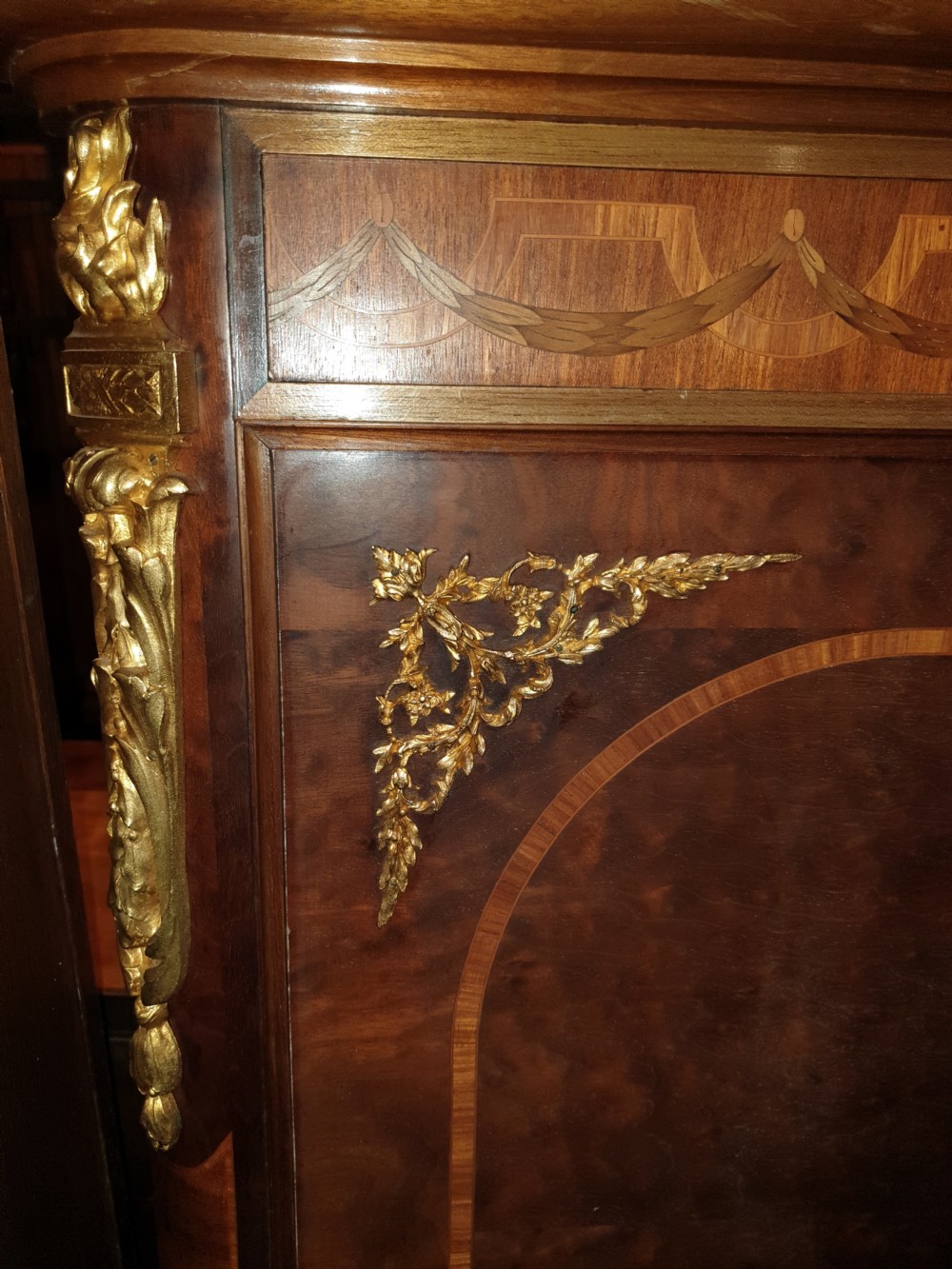 Pair of good quality single beds. View VII