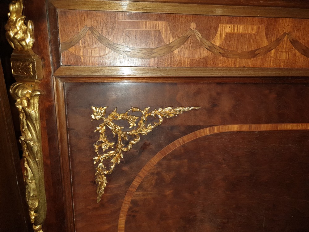 Pair of good quality single beds. View VIII