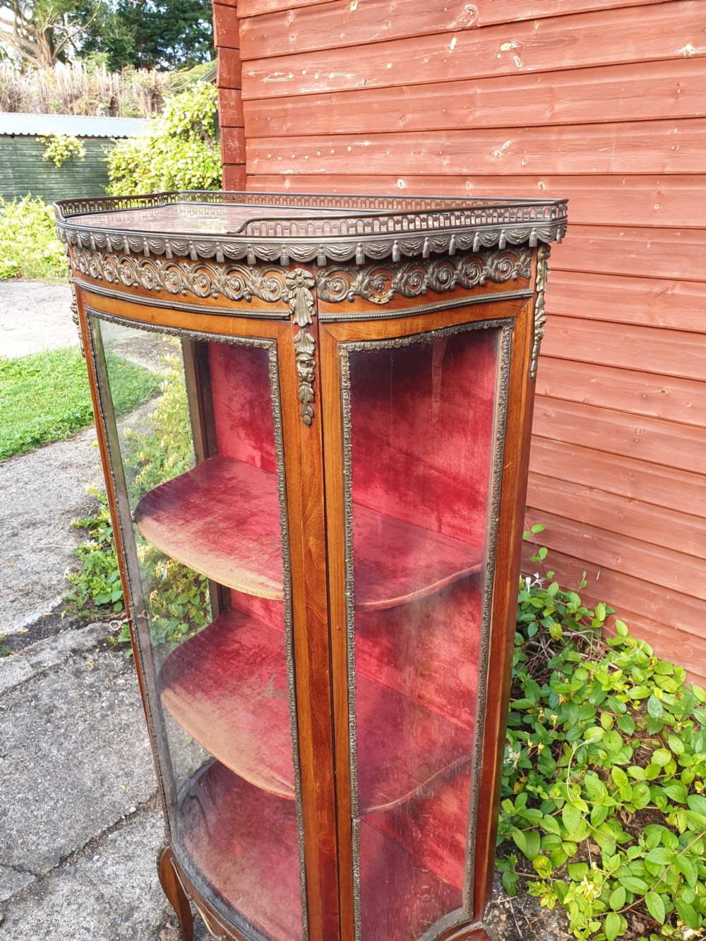 Gilt metal mounted display Vitrine  View II