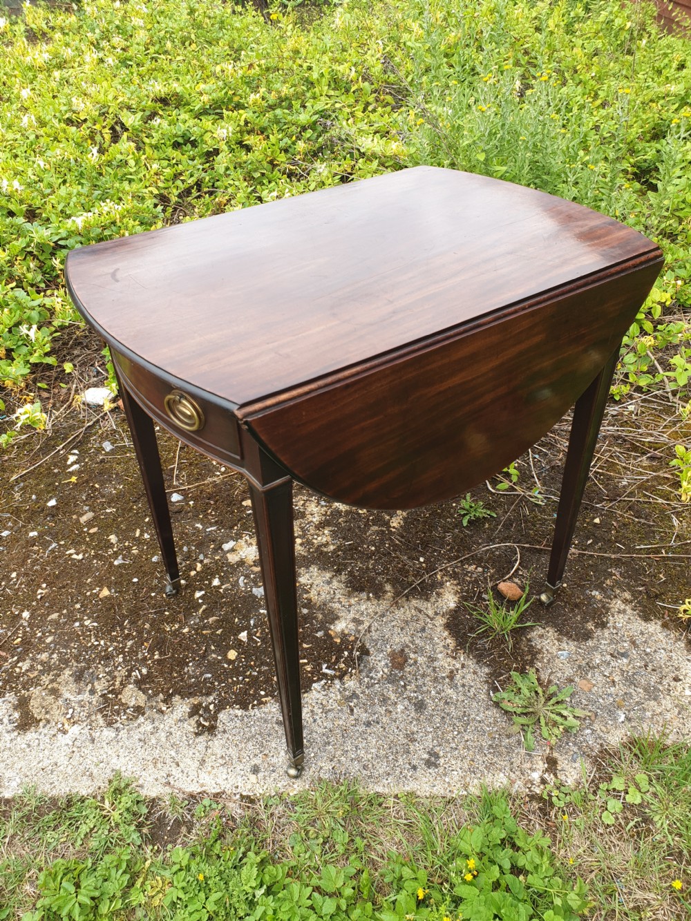 Small late Georgian mahogany pembroke lamp table. View VI