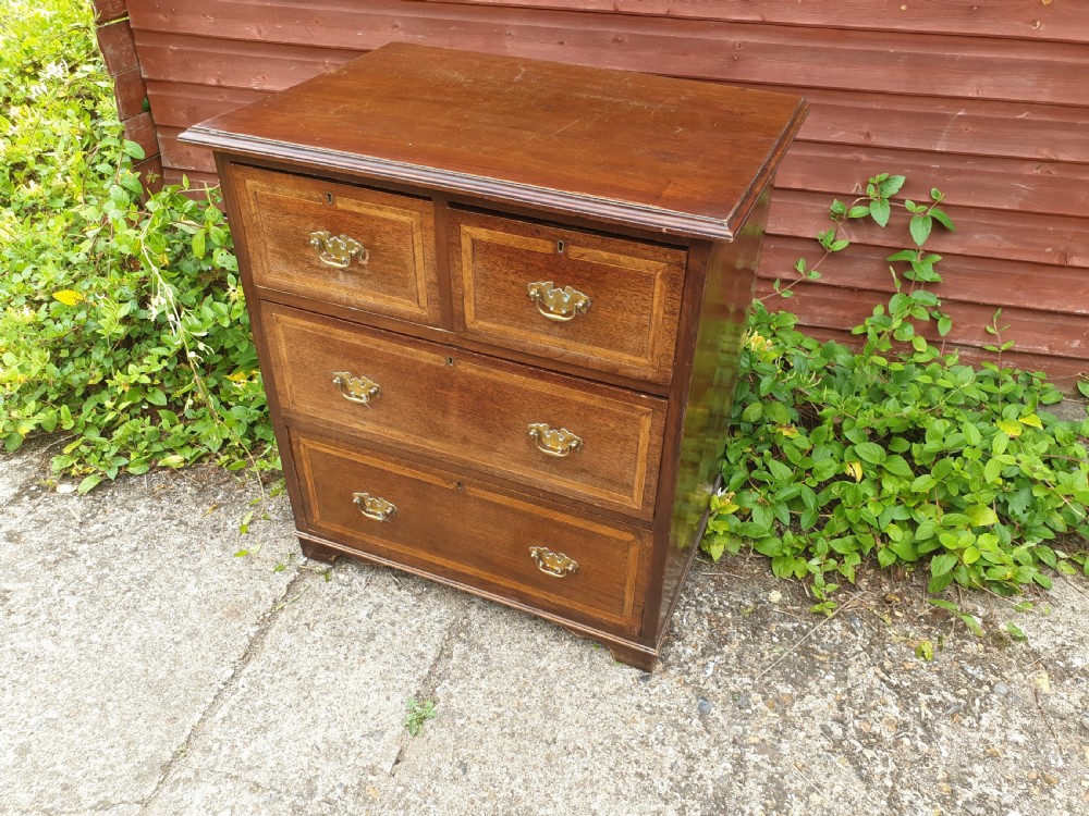 Small compact Edwardian chest of drawers. 