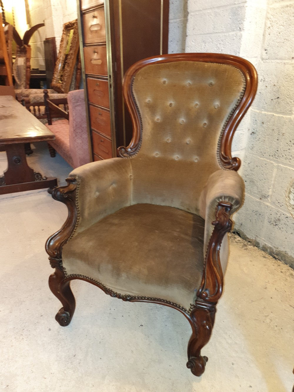 Good mahogany framed Victorian spoon back armchair 