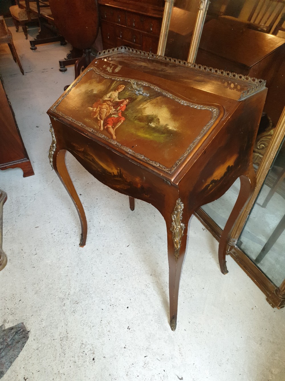 Decorative bureau de dame