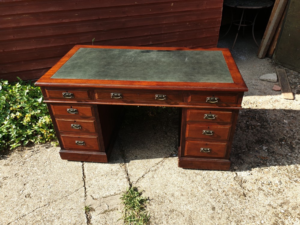 Late Victorian mahogany kneehole pedestal desk 
