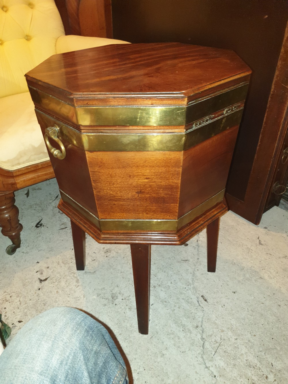 Late Georgian mahogany wine cooler with original interior   View VI