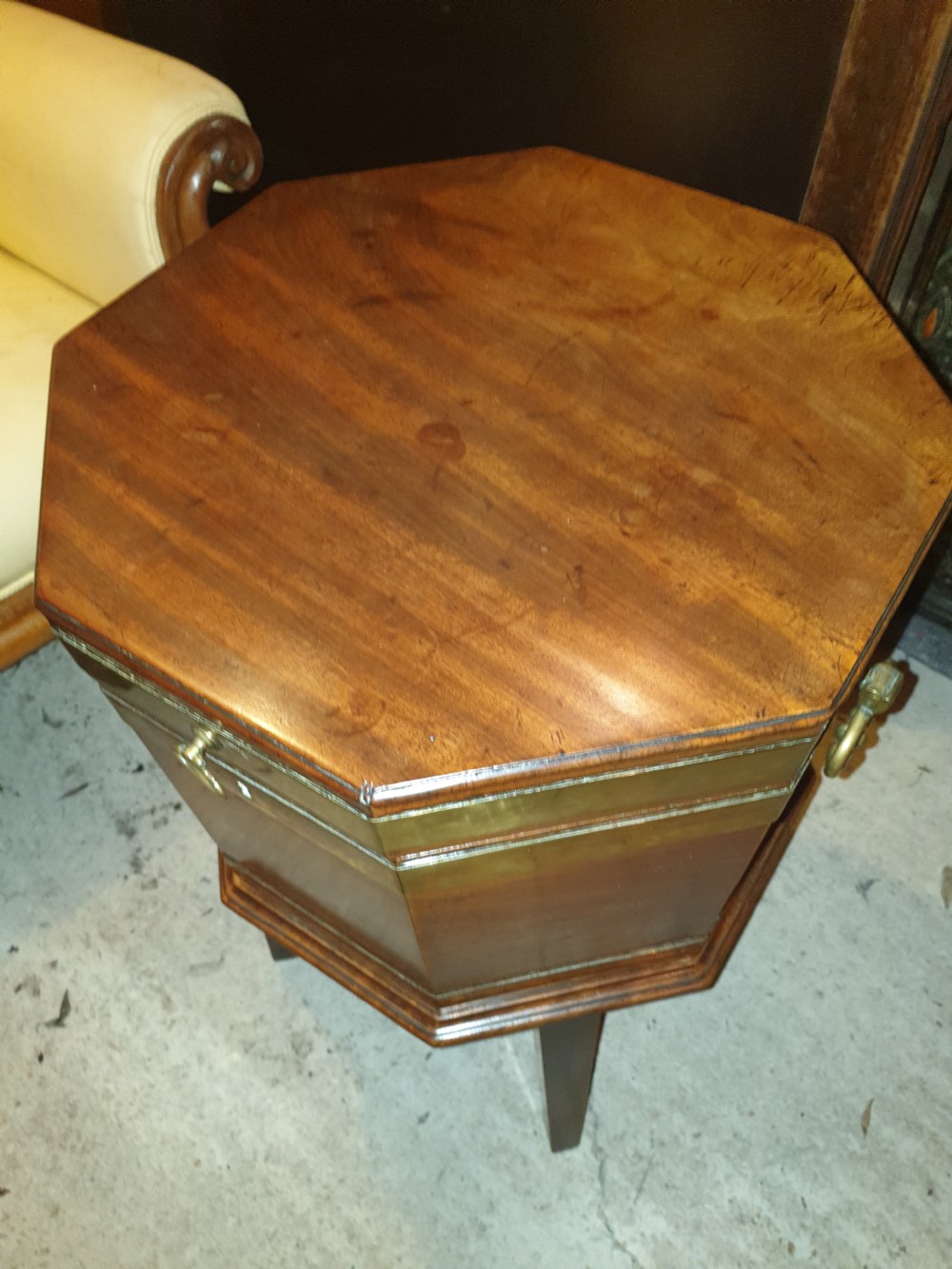 Late Georgian mahogany wine cooler with original interior   View VIII